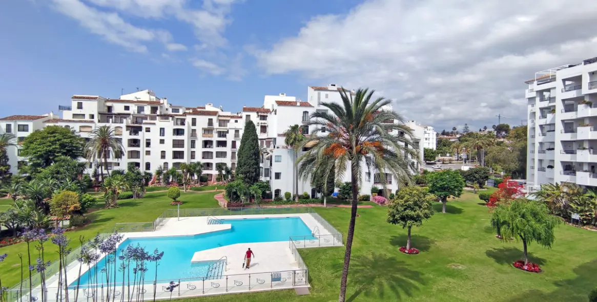 Short-term rent of middle floor apartment in Puerto Banús 17