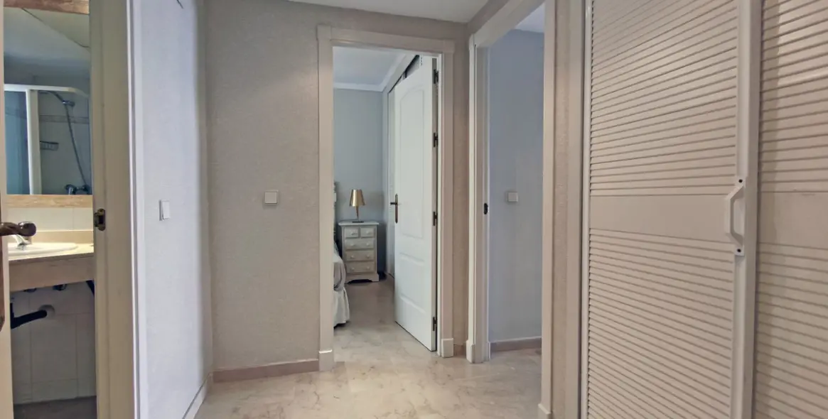 Long-term rent of middle floor apartment in Puerto Banús 25