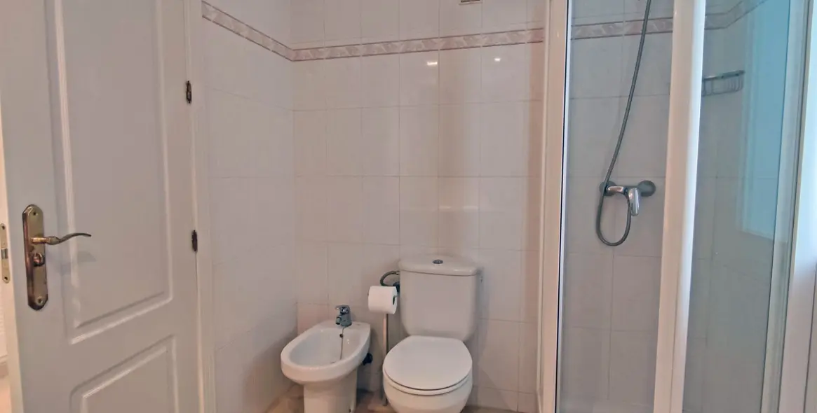 Long-term rent of middle floor apartment in Puerto Banús 27