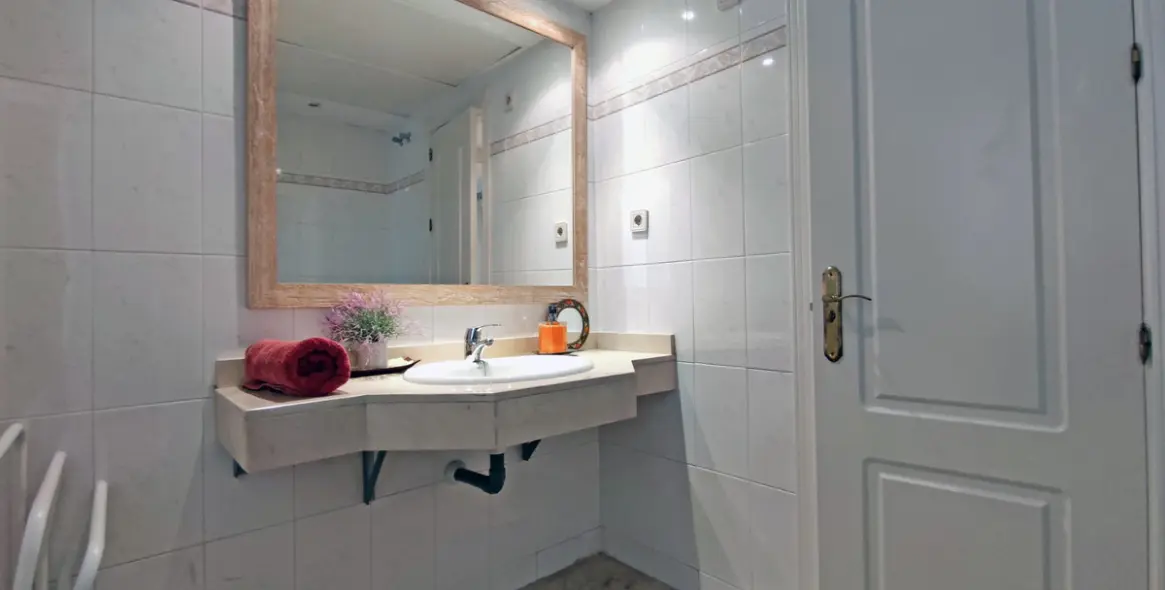 Long-term rent of middle floor apartment in Puerto Banús 28