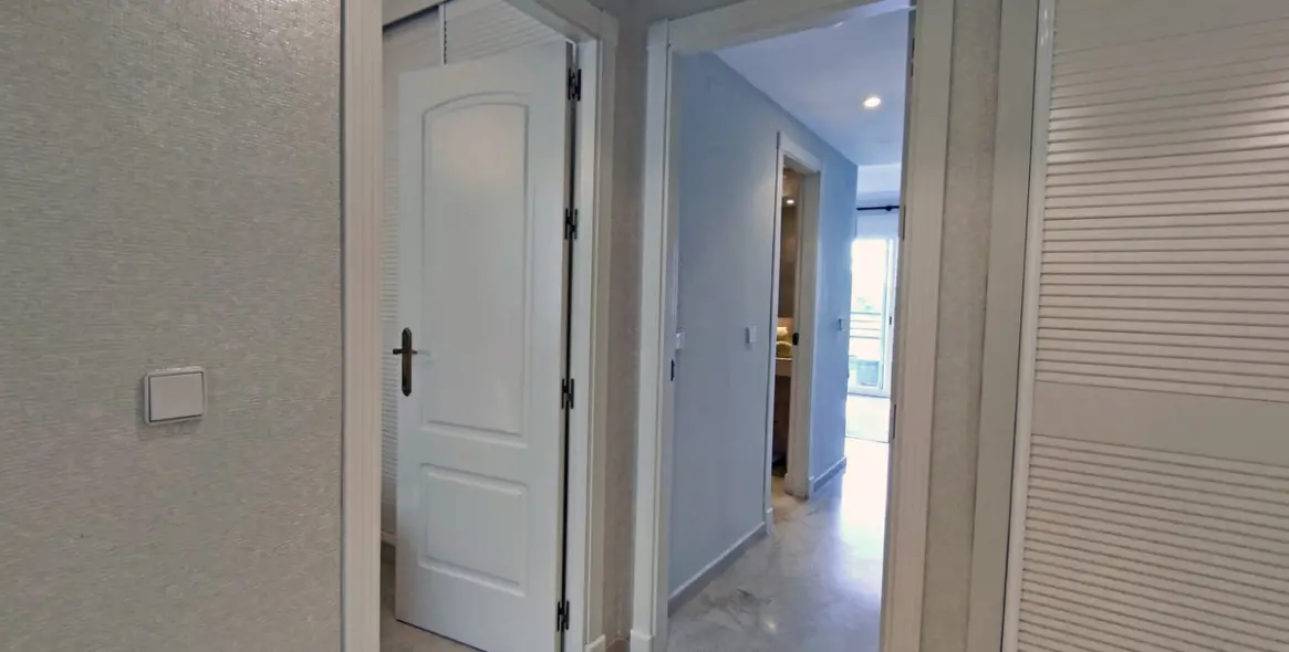 Long-term rent of middle floor apartment in Puerto Banús 30