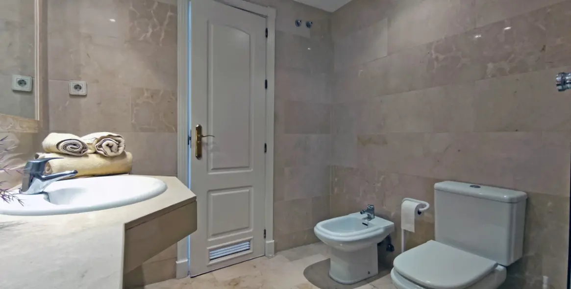 Long-term rent of middle floor apartment in Puerto Banús 33