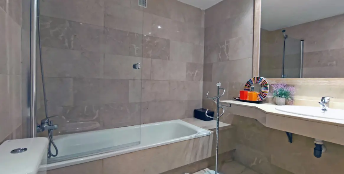 Long-term rent of middle floor apartment in Puerto Banús 35