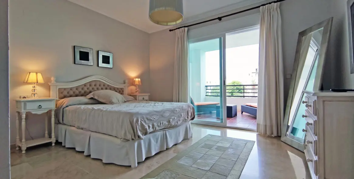 Long-term rent of middle floor apartment in Puerto Banús 37