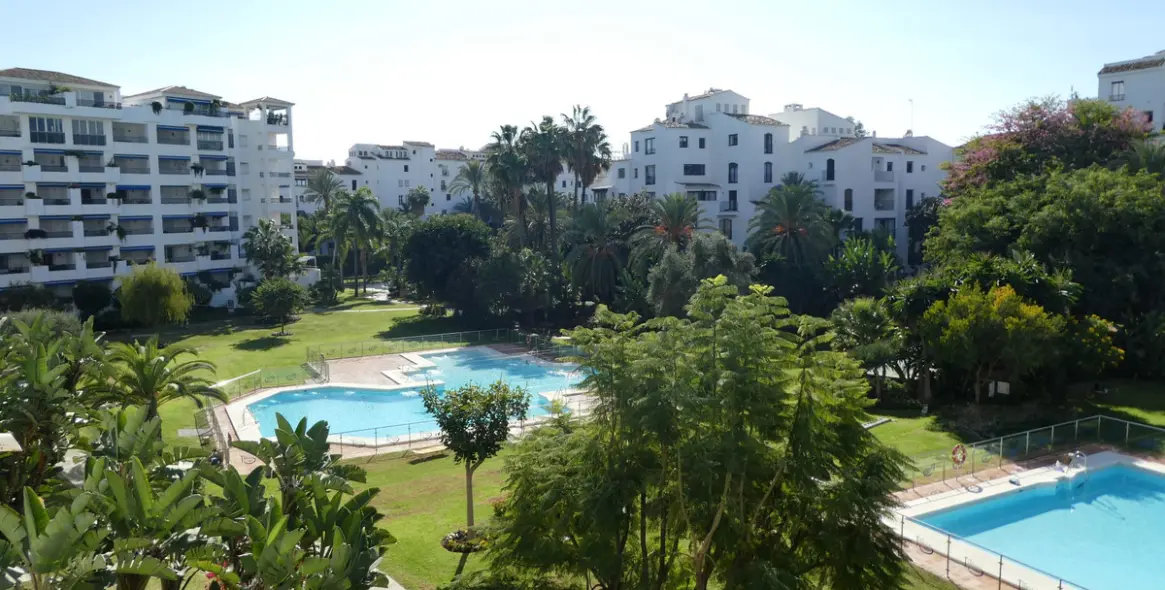 Long-term rent of middle floor apartment in Puerto Banús 41