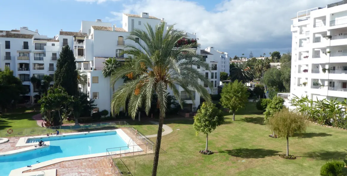 Long-term rent of middle floor apartment in Puerto Banús 42