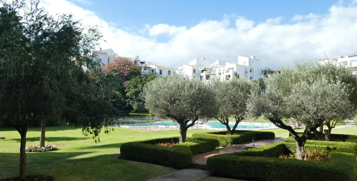 Long-term rent of middle floor apartment in Puerto Banús 43