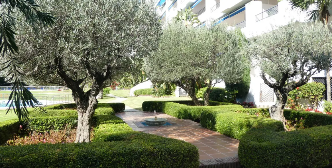 Long-term rent of middle floor apartment in Puerto Banús 44