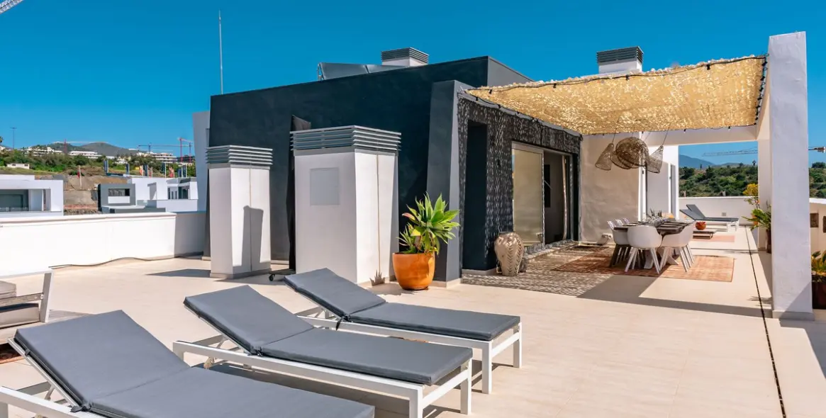 Short-term rent of penthouse in Estepona 19