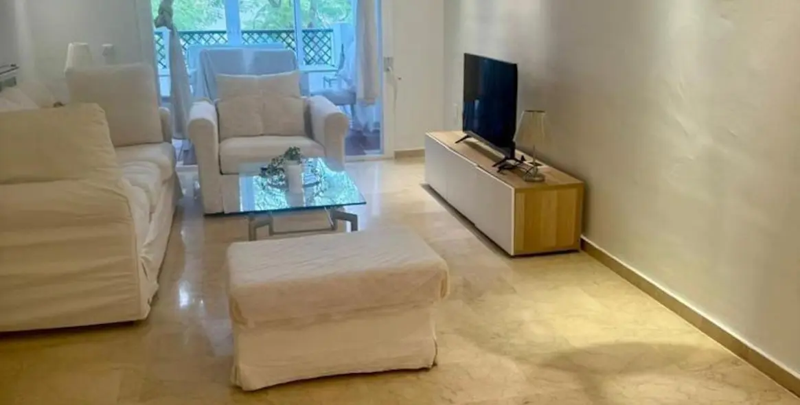 Долгосрочная аренда апартаментов на среднем этаже в Marbella (район Puerto Banús) 1