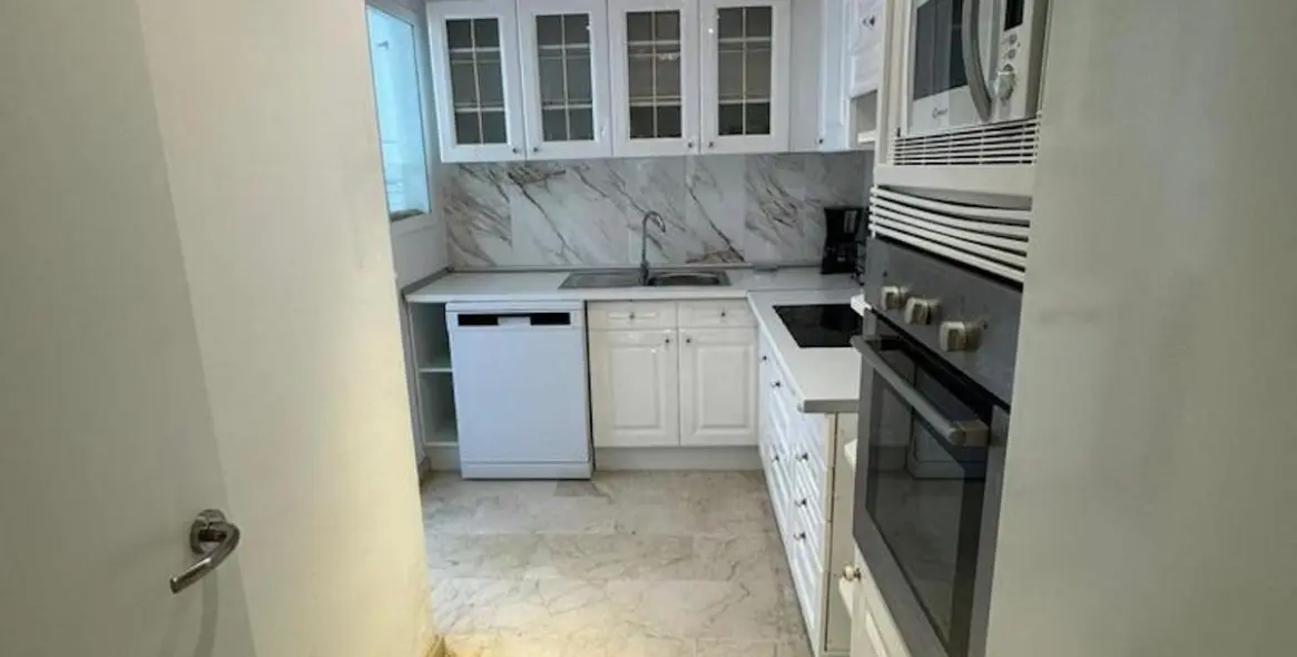 Долгосрочная аренда апартаментов на среднем этаже в Marbella (район Puerto Banús) 2