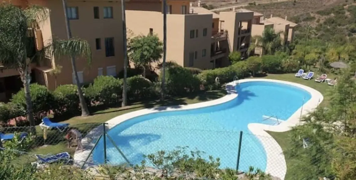 Long-term rent of middle floor apartment in Estepona 1