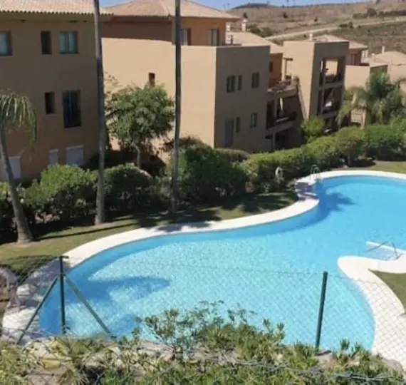 Alquiler a largo plazo de apartamento en planta media en Estepona