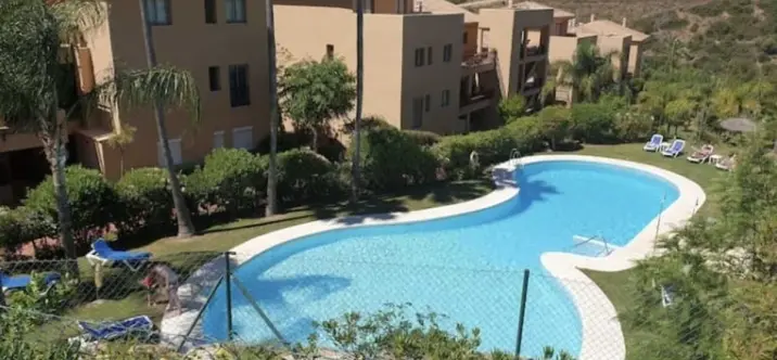 Alquiler a largo plazo de apartamento en planta media en Estepona 0