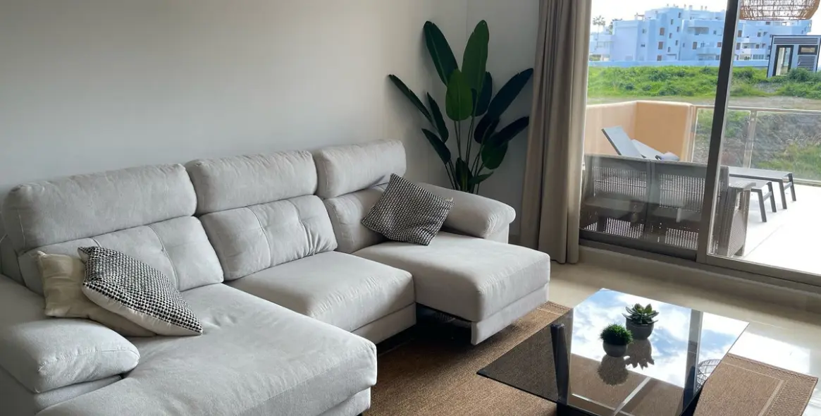 Long-term rent of middle floor apartment in Estepona 2