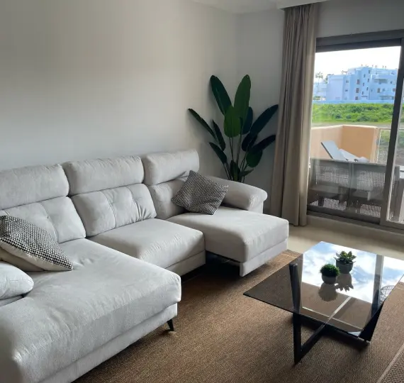 Alquiler a largo plazo de apartamento en planta media en Estepona