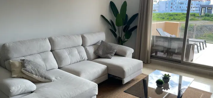 Alquiler a largo plazo de apartamento en planta media en Estepona 1