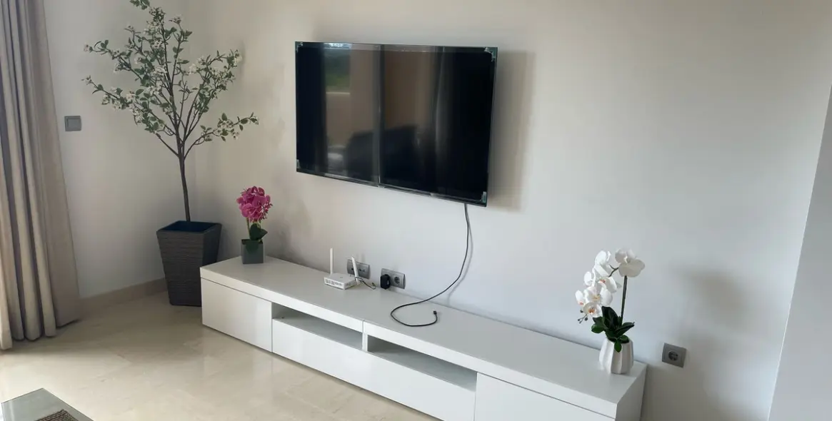 Long-term rent of middle floor apartment in Estepona 3