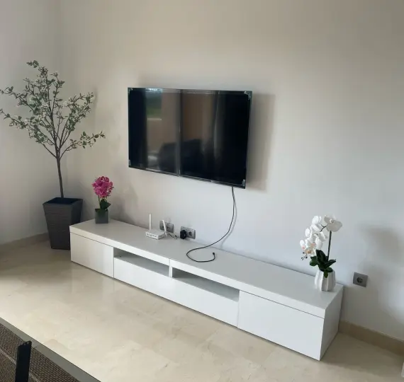 Alquiler a largo plazo de apartamento en planta media en Estepona