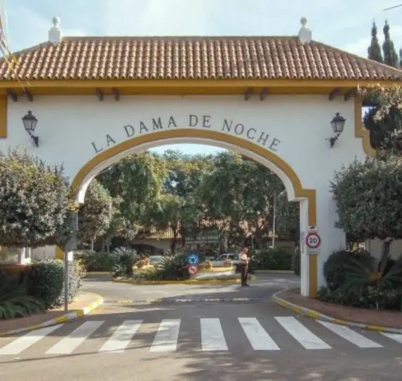 Долгосрочная аренда апартаментов на первом этаже в Nueva Andalucía