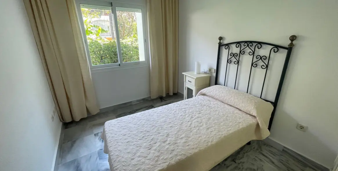Alquiler a largo plazo de apartamento en planta baja en Nueva Andalucía 11