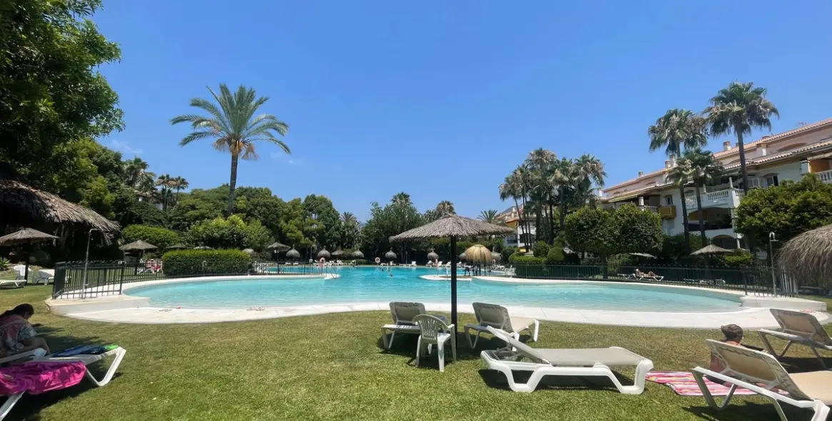 Alquiler a largo plazo de apartamento en planta baja en Nueva Andalucía 14