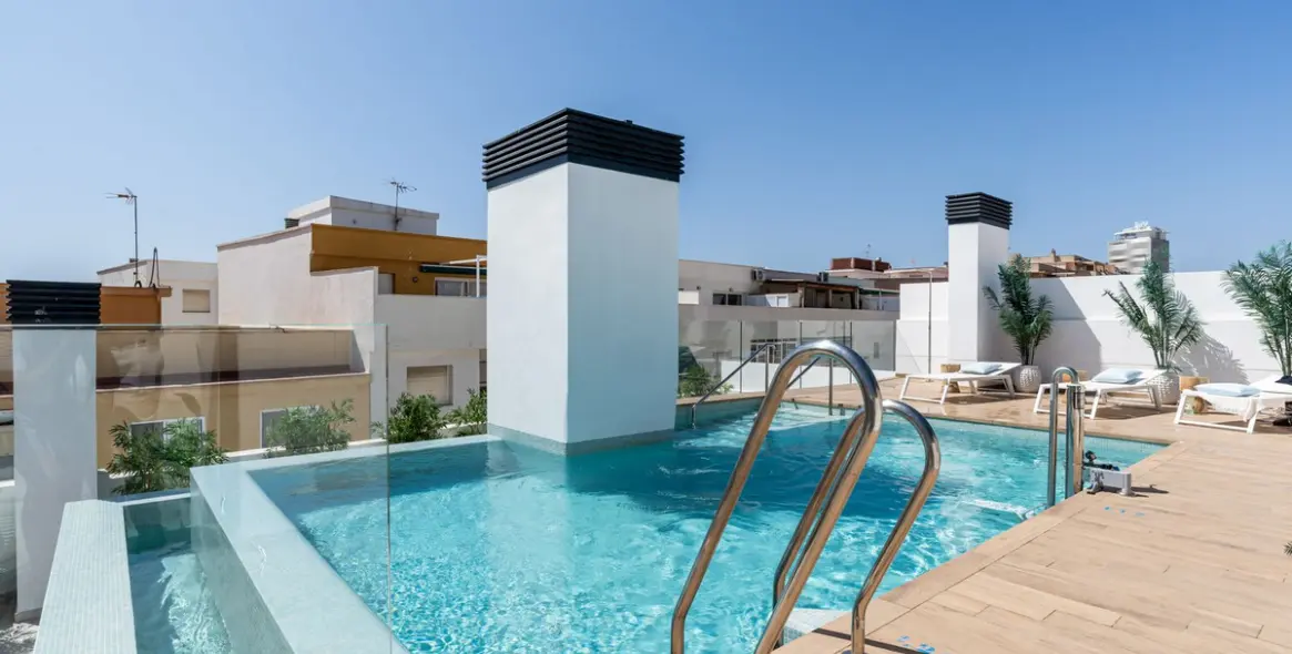 Alquiler a largo plazo de apartamento en planta media en Estepona 1