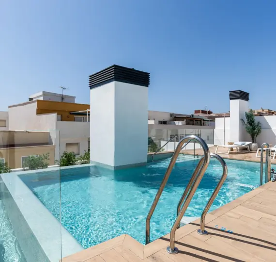 Alquiler a largo plazo de apartamento en planta media en Estepona