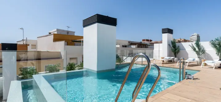 Alquiler a largo plazo de apartamento en planta media en Estepona 0