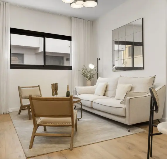 Alquiler a largo plazo de apartamento en planta media en Estepona