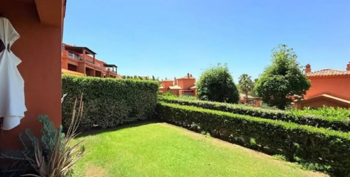 Alquiler a largo plazo de apartamento en planta baja en Estepona 1