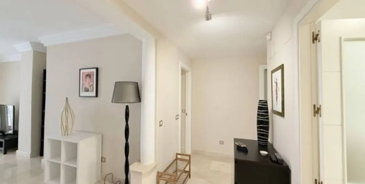 Alquiler a largo plazo de apartamento en planta baja en Estepona 2