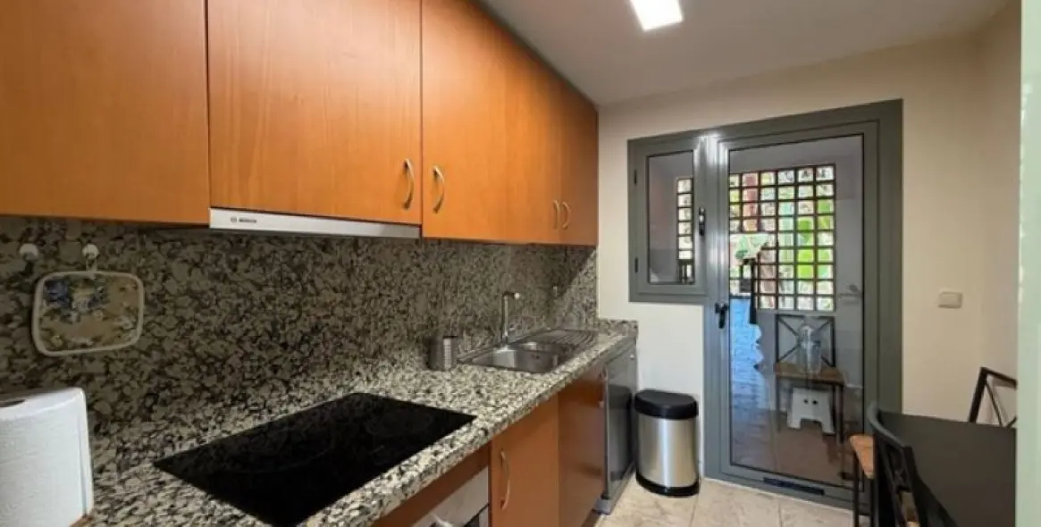 Alquiler a largo plazo de apartamento en planta baja en Estepona 5