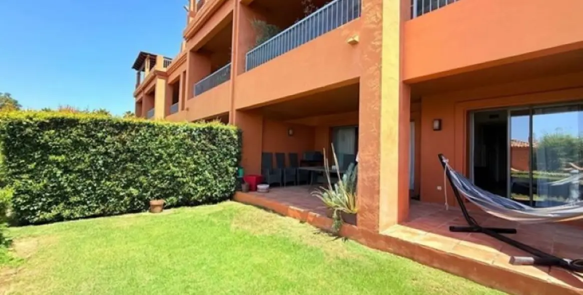 Alquiler a largo plazo de apartamento en planta baja en Estepona 7