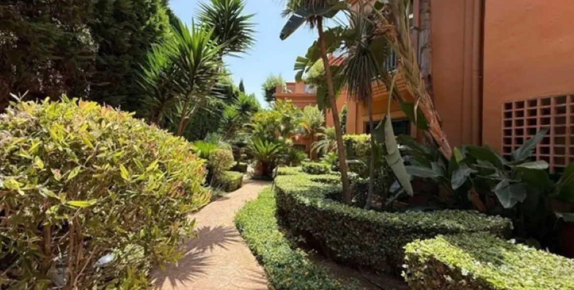 Alquiler a largo plazo de apartamento en planta baja en Estepona 20