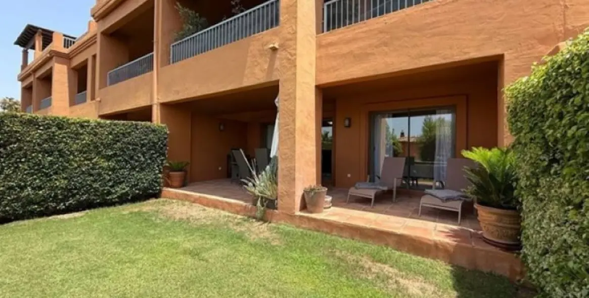 Alquiler a largo plazo de apartamento en planta baja en Estepona 22