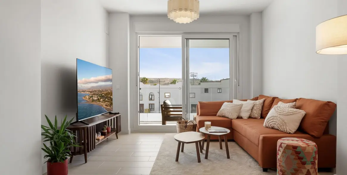 Alquiler a largo plazo de apartamento en planta media en Estepona 1