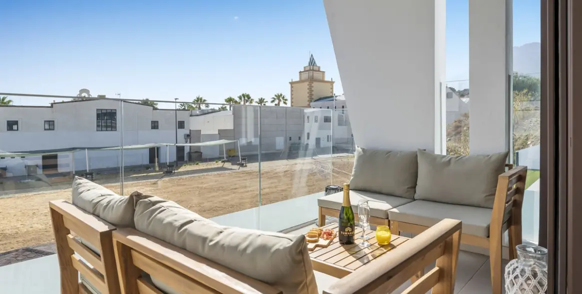 Alquiler a largo plazo de apartamento en planta media en Estepona 2
