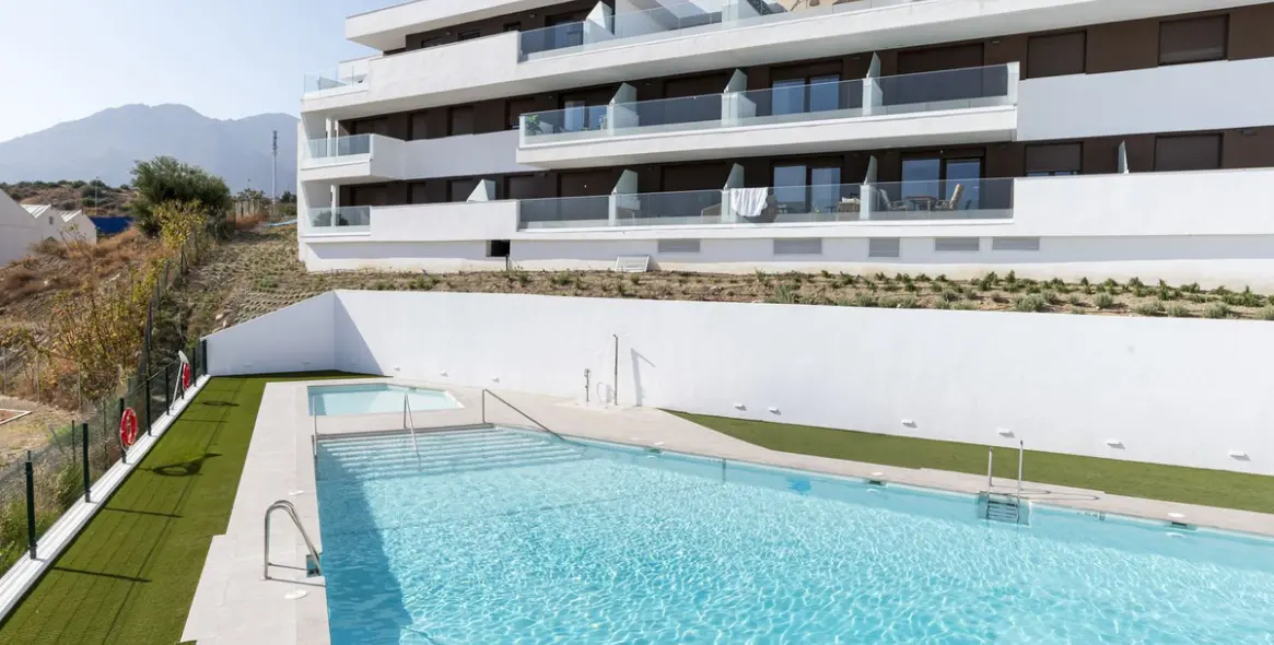 Alquiler a largo plazo de apartamento en planta media en Estepona 4