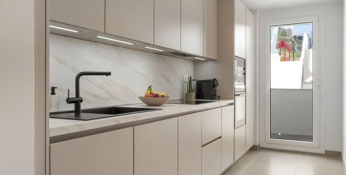 Alquiler a largo plazo de apartamento en planta media en Estepona 7