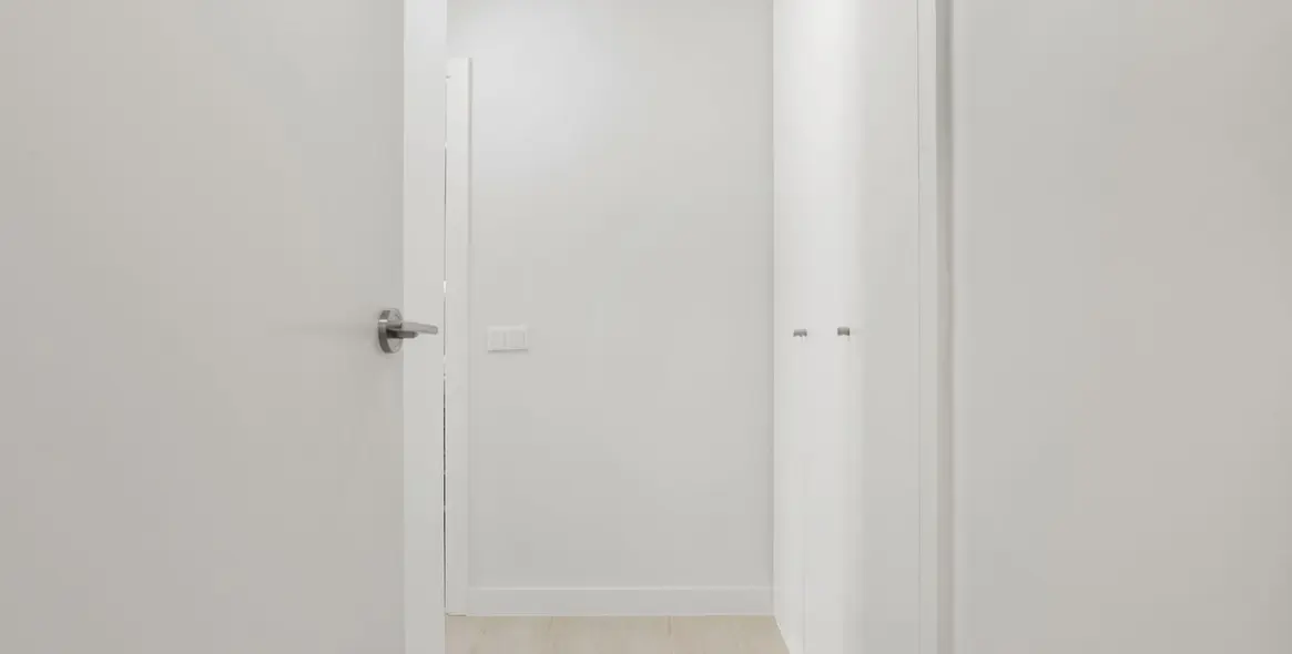 Alquiler a largo plazo de apartamento en planta media en Estepona 11