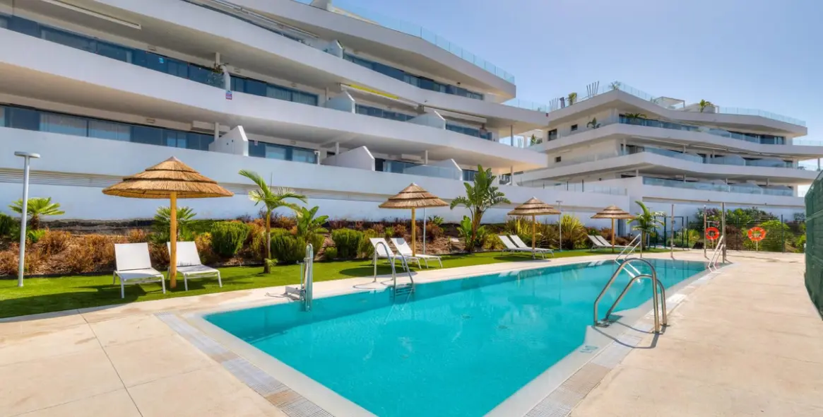 Alquiler a largo plazo de apartamento en planta media en Estepona 1