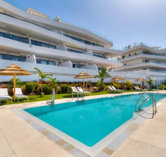 Alquiler a largo plazo de apartamento en planta media en Estepona