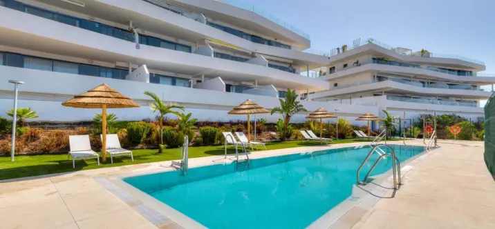 Alquiler a largo plazo de apartamento en planta media en Estepona 0