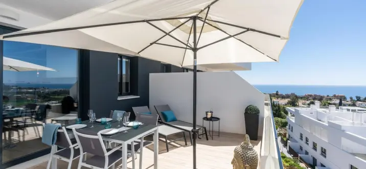 Alquiler a largo plazo de apartamento en planta media en Estepona 1