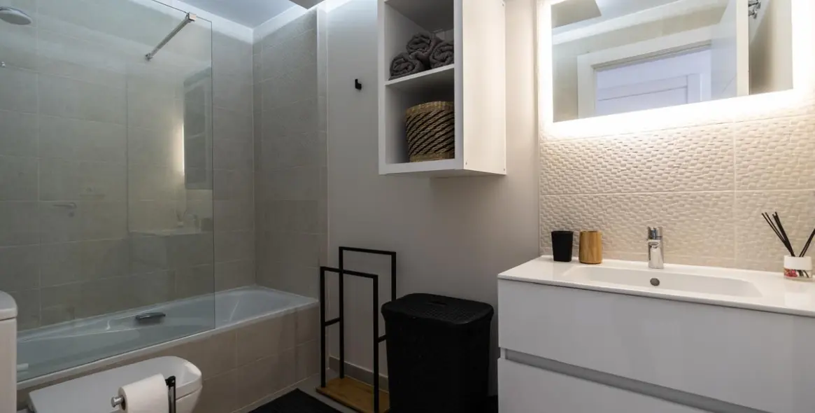 Alquiler a largo plazo de apartamento en planta media en Estepona 12