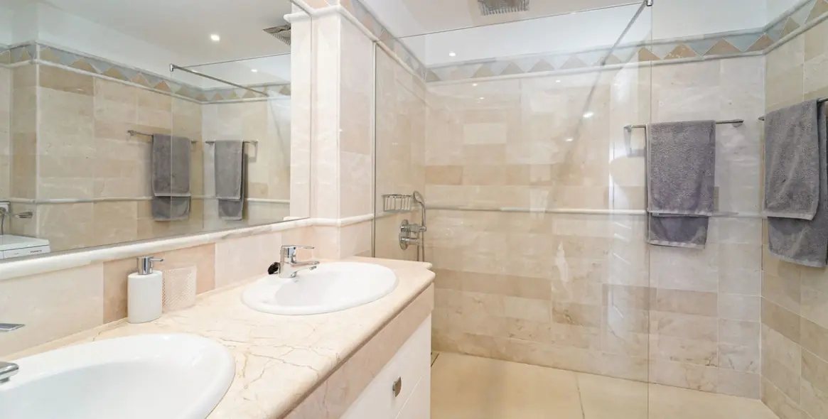 Long-term rent of middle floor apartment in Elviria 13