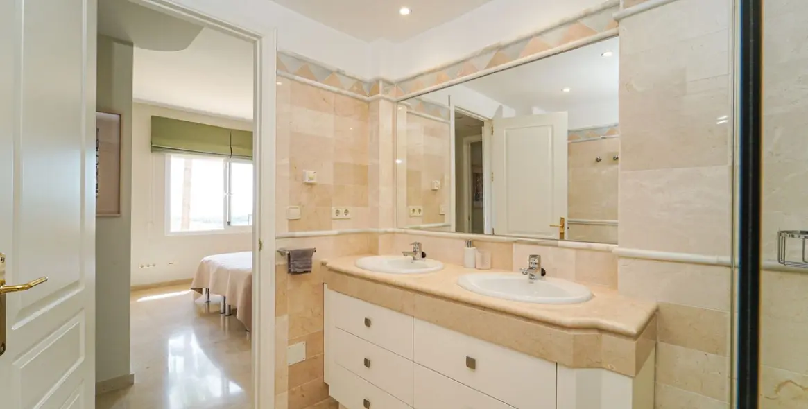 Long-term rent of middle floor apartment in Elviria 14