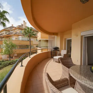Alquiler a largo plazo de apartamento en planta media en Elviria