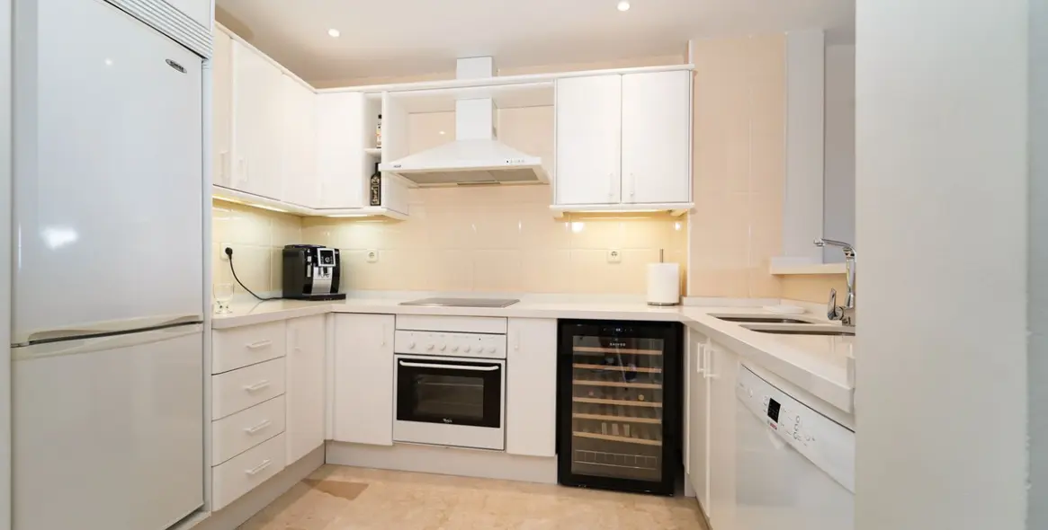 Long-term rent of middle floor apartment in Elviria 8